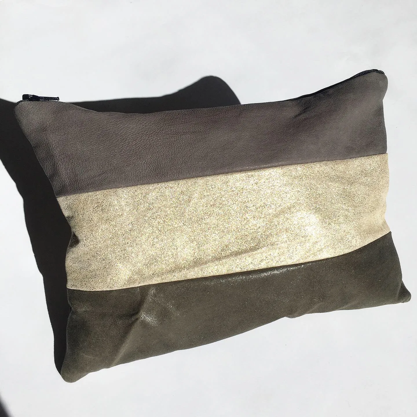 Clutch i grå og nude skind med glimmer.