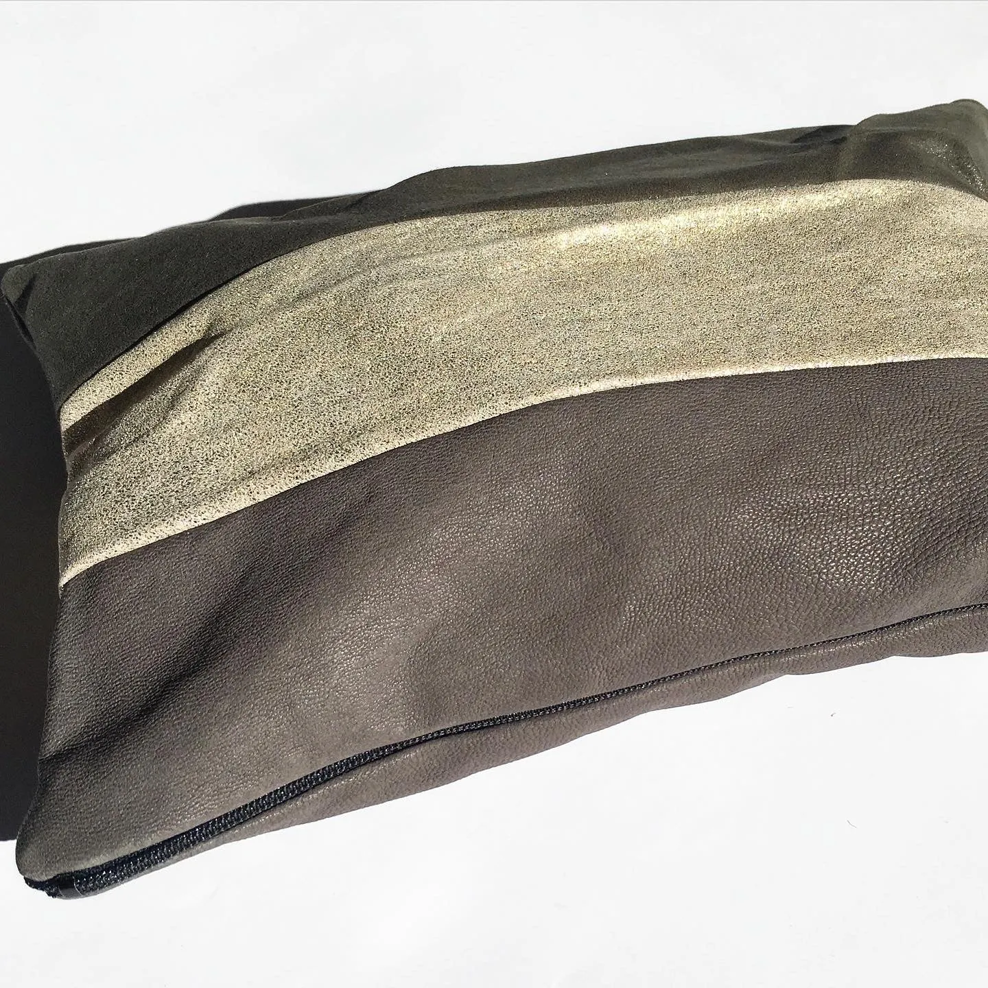 Clutch i grå og nude skind med glimmer.