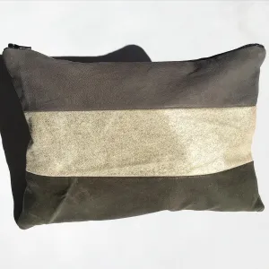 Clutch i grå og nude skind med glimmer.