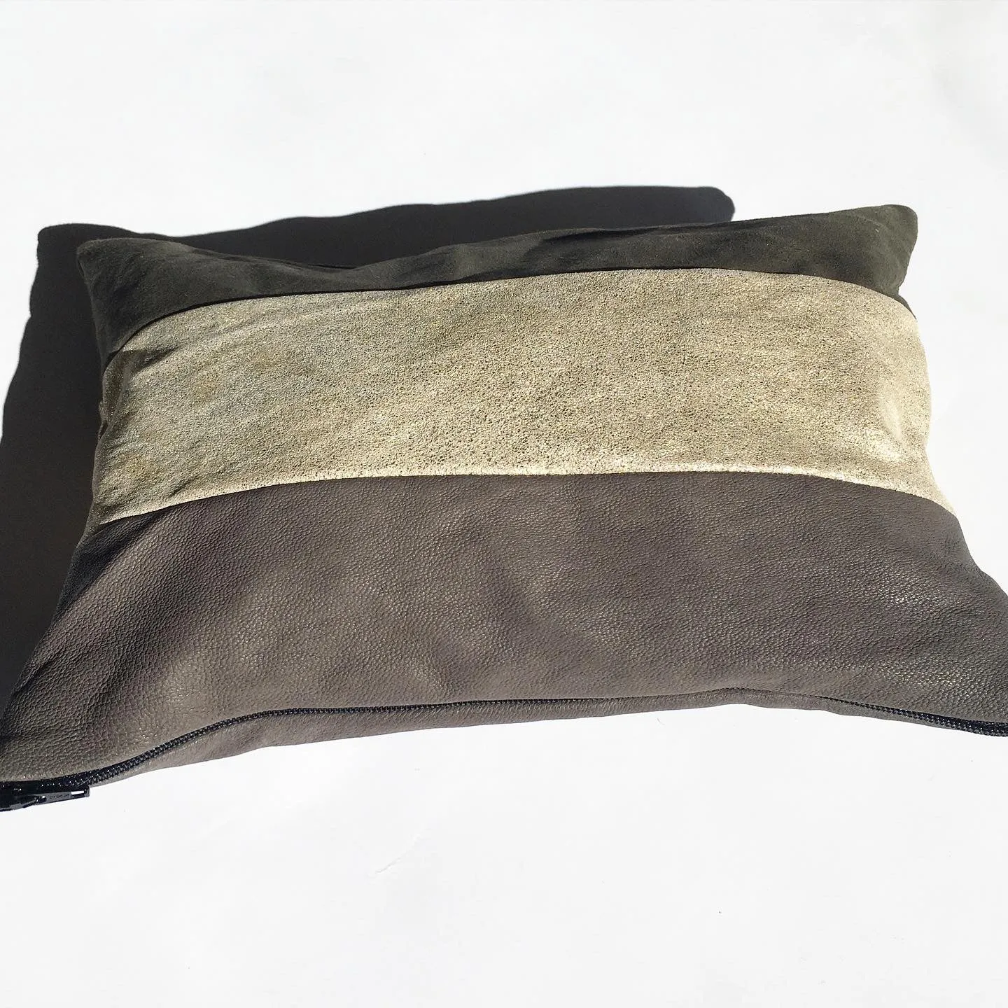 Clutch i grå og nude skind med glimmer.