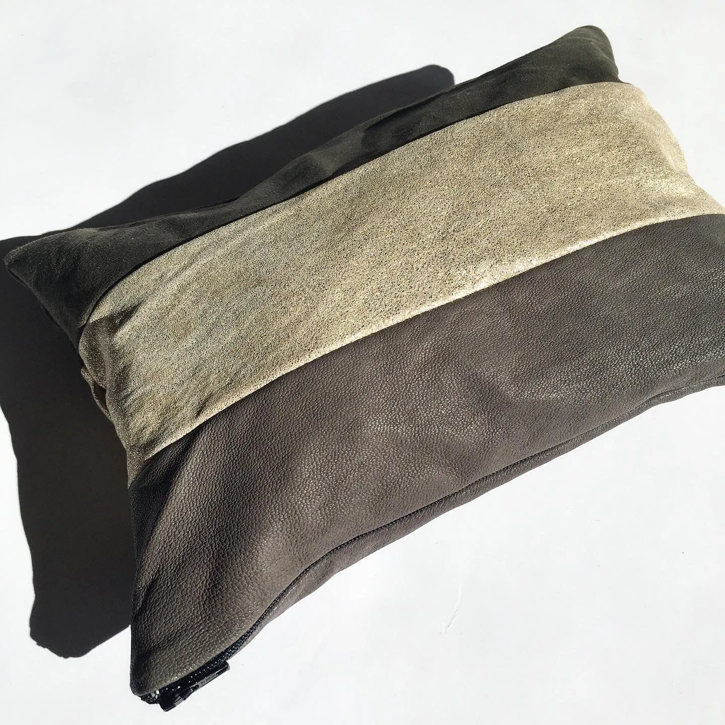 Clutch i grå og nude skind med glimmer.