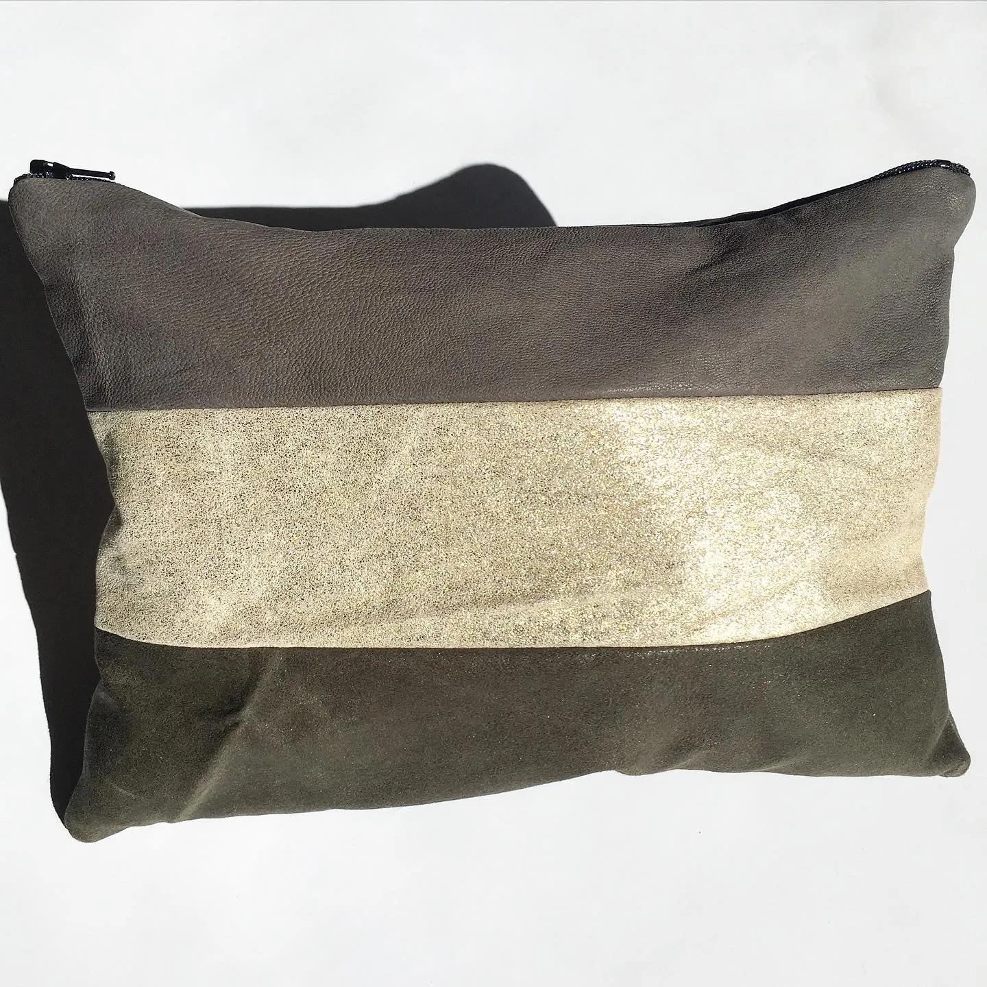 Clutch i grå og nude skind med glimmer.