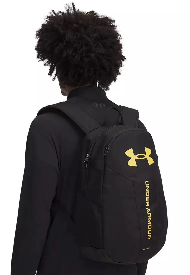 .UNDER ARMOUR HUSTLE LITE BACKPACK BLACK/NOBLE GOLD (YELLOW) 24 LITRES - (1364180 005) - C25
